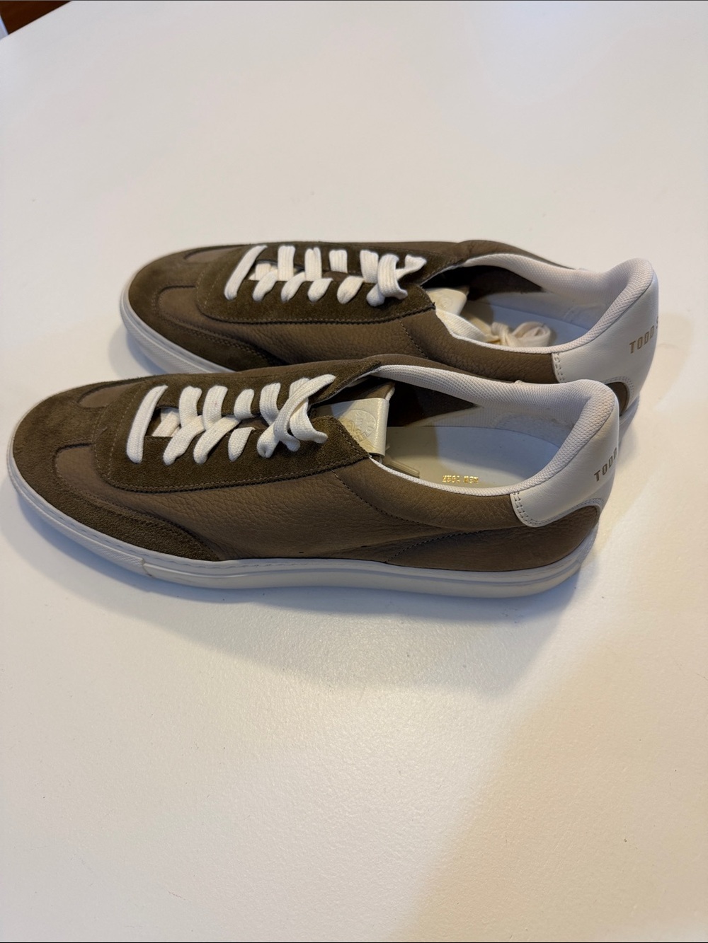 Todd Snyder Olive Leather & White-Trim Low-Top Sneakers Sz 9. NWOB. Bag2